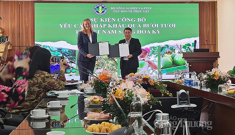 Đại diện phía Hoa Kỳ trao yêu cầu nhập khẩu cho Cục Bảo vệ thực vật (Bộ Nông nghiệp và Phát triển nông thôn) Đại diện phía Hoa Kỳ trao yêu cầu nhập khẩu cho Cục Bảo vệ thực vật (Bộ Nông nghiệp và Phát triển nông thôn)