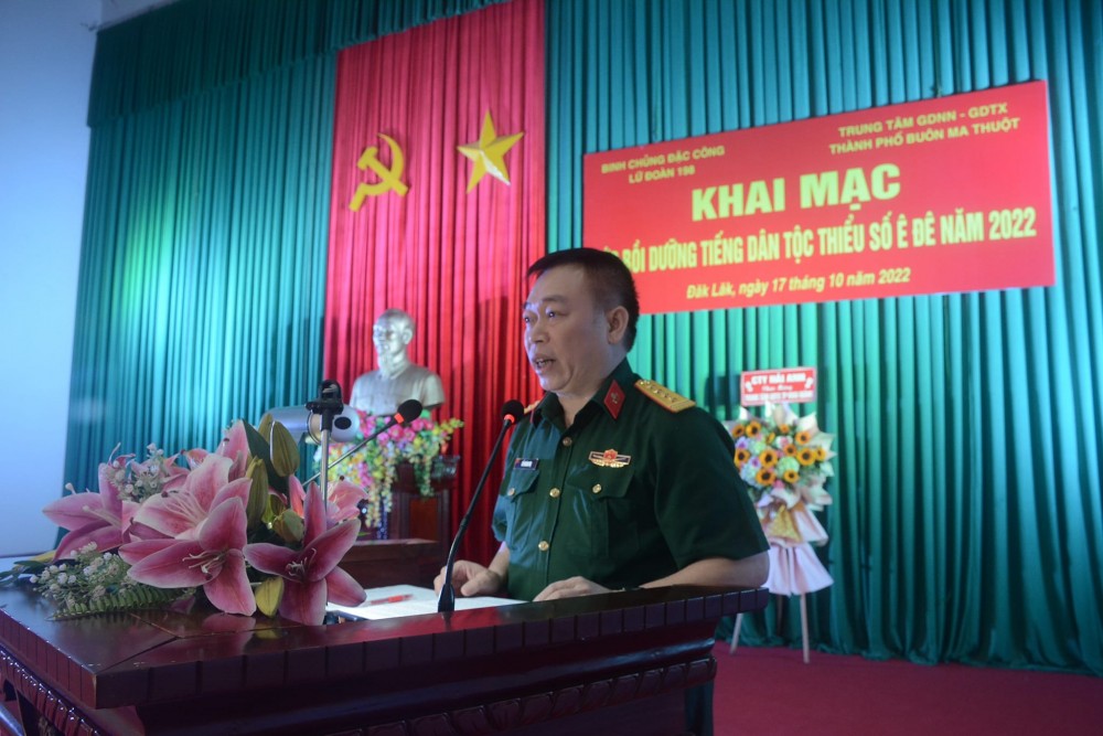 Đại tá Đỗ Hoàng Nhị phát biểu khai mạc lớp bồi dưỡng tiếng dân tộc Ê Đê năm 2022 của Lữ đoàn Đặc công 198. Đại tá Đỗ Hoàng Nhị phát biểu khai mạc lớp bồi dưỡng tiếng dân tộc Ê Đê năm 2022 của Lữ đoàn Đặc công 198.