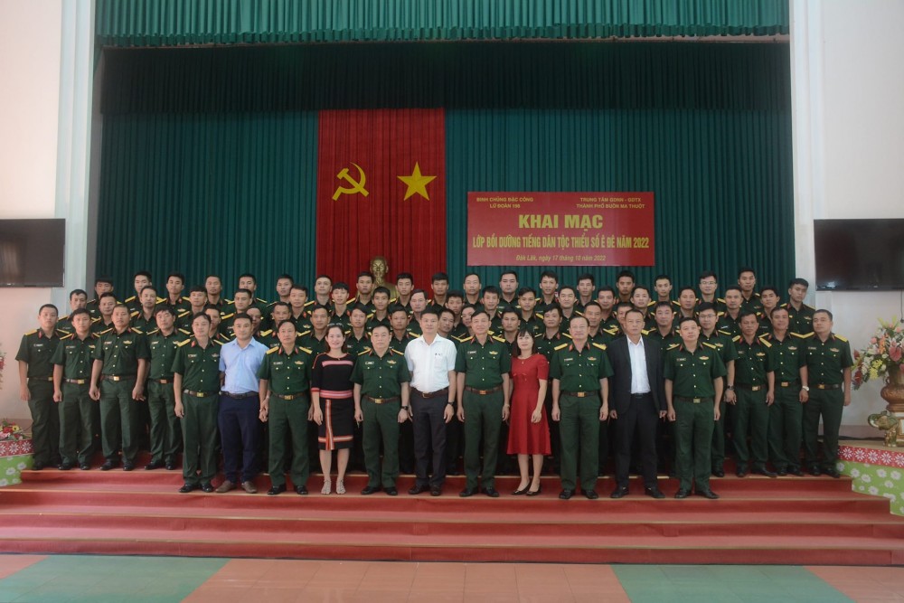 Đại diện lãnh đạo Binh chủng Đặc công, Lữ đoàn Đặc công 198, Trung tâm GDNN-GDTX TP Buôn Ma Thuột và các học viên tại lễ khai mạc. Đại diện lãnh đạo Binh chủng Đặc công, Lữ đoàn Đặc công 198, Trung tâm GDNN-GDTX TP Buôn Ma Thuột và các học viên tại lễ khai mạc.