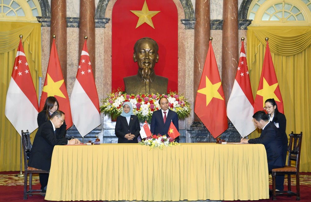 Chủ tịch nước Nguyễn Xuân Phúc và Tổng thống Singapore Halimah Yacob chứng kiến lễ ký Bản ghi nhớ Bộ Công Thương Việt Nam và Bộ Thương mại và Công nghiệp Singapore về hợp tác năng lượng Chủ tịch nước Nguyễn Xuân Phúc và Tổng thống Singapore Halimah Yacob chứng kiến lễ ký Bản ghi nhớ Bộ Công Thương Việt Nam và Bộ Thương mại và Công nghiệp Singapore về hợp tác năng lượng