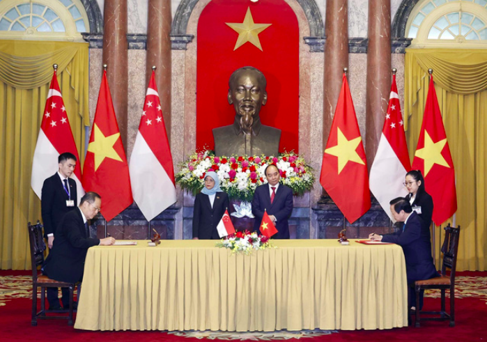 Chủ tịch nước Nguyễn Xuân Phúc và Tổng thống Singapore Halimah Yacob chứng kiến lễ ký Bản ghi nhớ hợp tác theo điều 6 Thỏa thuận Paris giữa Bộ Tài Nguyên và Môi trường và Bộ Thương mại và Công nghiệp Singapore Chủ tịch nước Nguyễn Xuân Phúc và Tổng thống Singapore Halimah Yacob chứng kiến lễ ký Bản ghi nhớ hợp tác theo điều 6 Thỏa thuận Paris giữa Bộ Tài Nguyên và Môi trường và Bộ Thương mại và Công nghiệp Singapore