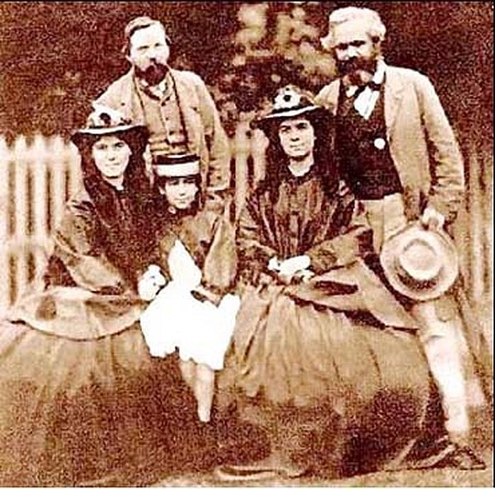 Gia đình Các Mác chụp cùng Ăngghen