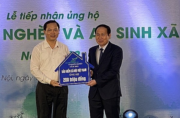 Phó Tổng Giám đốc BHXH Việt Nam Chu Mạnh Sinh đã trao số tiền 200 triệu đồng ủng hộ Quỹ Vì người nghèo và an sinh xã hội năm 2022 Phó Tổng Giám đốc BHXH Việt Nam Chu Mạnh Sinh đã trao số tiền 200 triệu đồng ủng hộ Quỹ Vì người nghèo và an sinh xã hội năm 2022