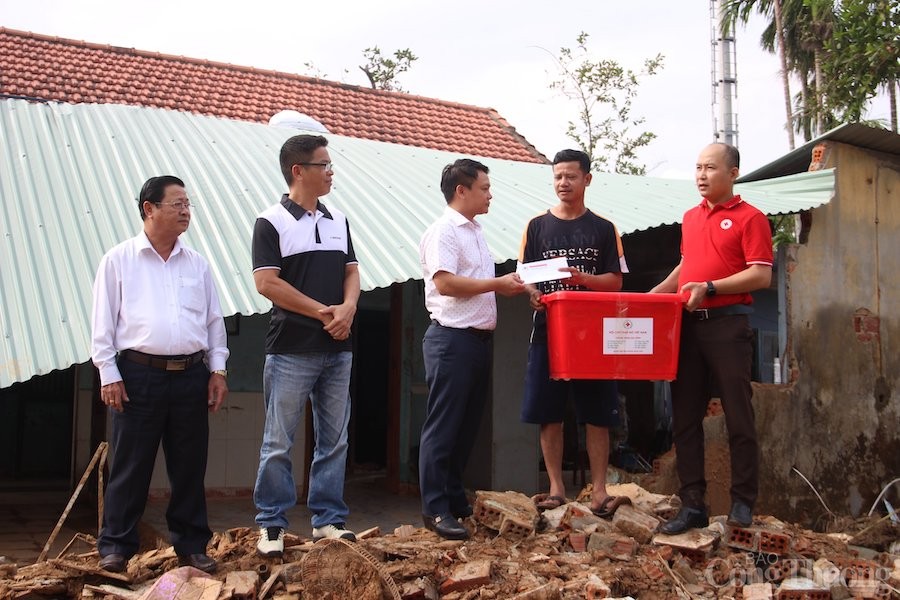 Hơn 1,3 tỷ đồng hỗ trợ khẩn cấp cho người dân thành phố Đà Nẵng bị thiệt hại do mưa lũ Hơn 1,3 tỷ đồng hỗ trợ khẩn cấp cho người dân thành phố Đà Nẵng bị thiệt hại do mưa lũ