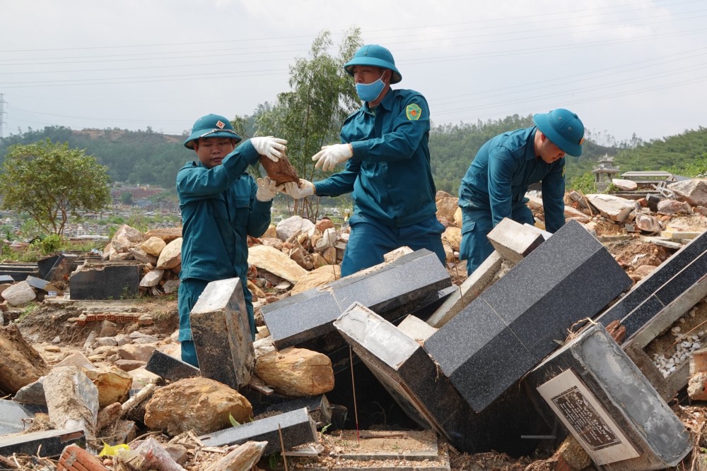 Lực lượng địa phương hỗ trợ vận chuyển đất, đá ra khỏi khu vực mộ