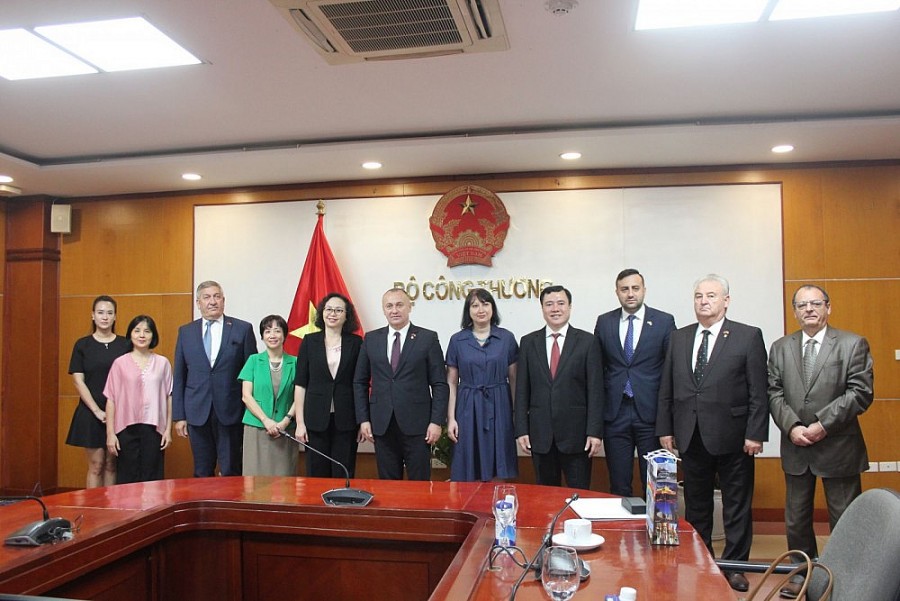 Thứ trưởng Nguyễn Sinh Nhật Tân làm việc với Đoàn Nghị sĩ và doanh nghiệp Rumani