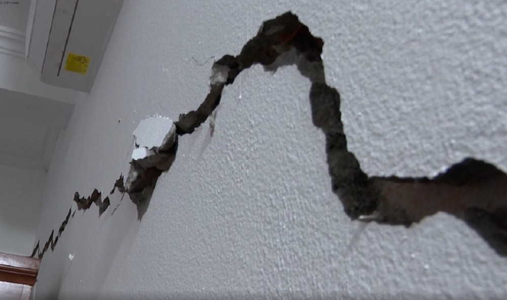 Nhiều ngôi nhà bị nứt toác nhiều vị trí