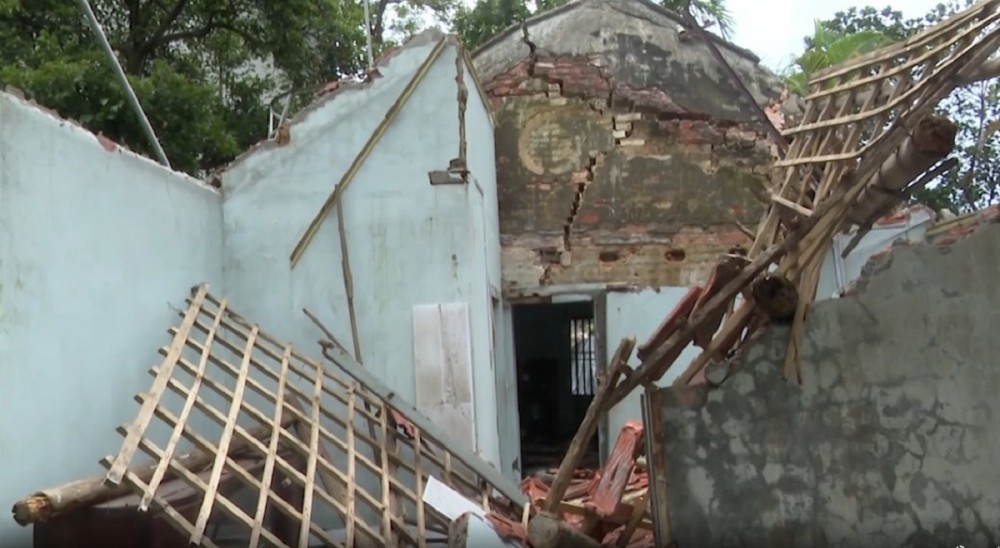 Một ngôi nhà bị đổ sập