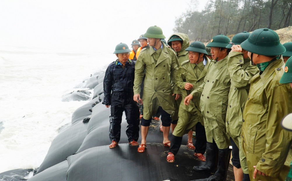Phó Thủ tướng Lê Văn Thành thăm, tặng quà cho bà con vùng lũ Thừa Thiên Huế