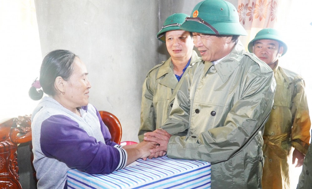 Phó Thủ tướng Lê Văn Thành thăm, tặng quà cho bà con vùng lũ Thừa Thiên Huế