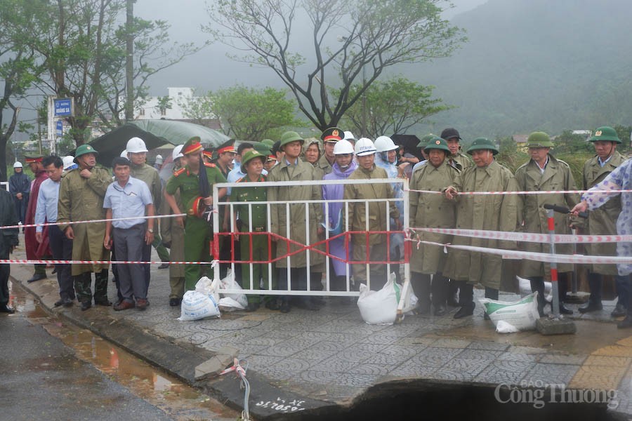 Chủ tịch nước Nguyễn Xuân Phúc thăm, tặng quà người dân thành phố Đà Nẵng bị thiệt hại do mưa lũ Chủ tịch nước Nguyễn Xuân Phúc thăm, tặng quà người dân thành phố Đà Nẵng bị thiệt hại do mưa lũ