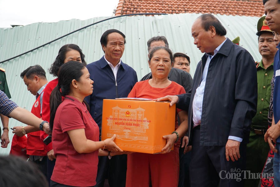 Chủ tịch nước Nguyễn Xuân Phúc thăm, tặng quà người dân thành phố Đà Nẵng bị thiệt hại do mưa lũ
