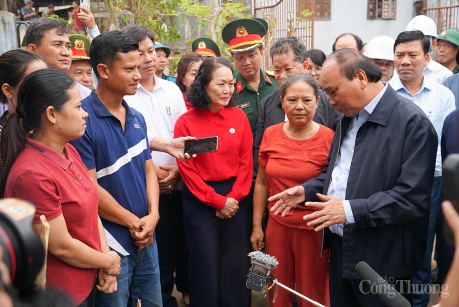 Chủ tịch nước Nguyễn Xuân Phúc thăm, tặng quà người dân thành phố Đà Nẵng bị thiệt hại do mưa lũ