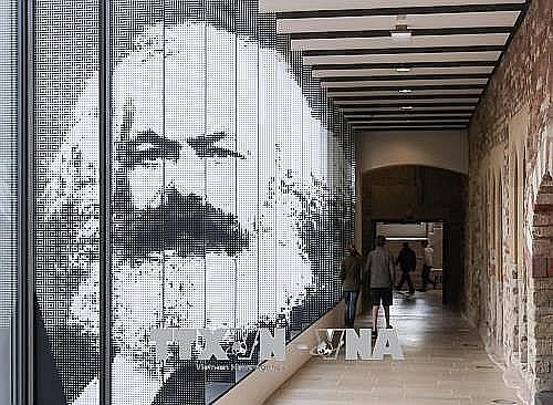 Chân dung nhà tư tưởng vĩ đại C. Mác tại một triển lãm ở Trier (Đức)