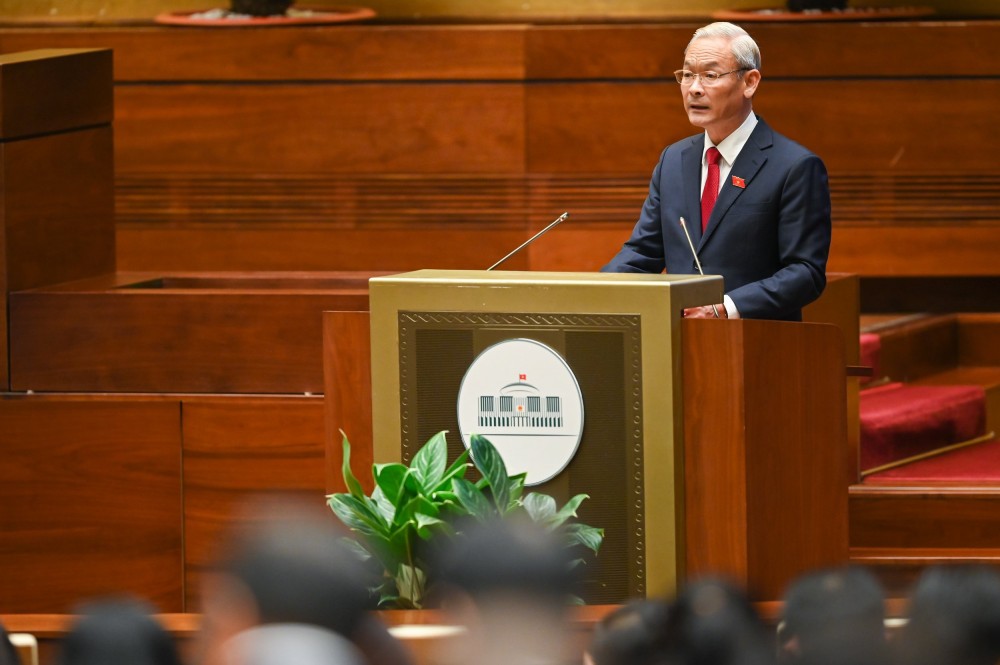 Chiều 20/10, Bộ trưởng Tài chính Hồ Đức Phớc thừa ủy quyền Chính phủ, báo cáo Quốc hội thực hiện ngân sách năm 2022, dự toán 2023.  Theo Bộ trưởng Hồ Đức Phớc, trường hợp giá thế giới tiếp tục diễn biến phức tạp, tăng cao, tác động đến lạm phát, kinh tế vĩ mô, đời sống của người dân, thì trình Quốc hội cho phép giảm tối đa 50% mức thuế tiêu thụ đặc biệt với xăng (bao gồm cả xăng E5, E10) và giảm tối đa 50% mức thuế giá trị gia tăng với xăng các loại, nhiên liệu bay, dầu diesel, dầu hỏa, dầu mazut, dầu nhờn, mỡ nhờn. Chính phủ đề xuất Quốc hội giao Ủy ban Thường vụ Quốc hội quyết định mức giảm cụ thể. Trong đó, Chính phủ đề xuất Quốc hội giao Ủy ban Thường vụ Quốc hội quyết định mức giảm cụ thể. Thẩm tra nội dung này, Chủ nhiệm Ủy ban Tài chính Ngân sách Nguyễn Phú Cường, cho rằng báo cáo của Chính phủ chưa phân tích, đánh giá tác động để Quốc hội xem xét việc giảm thuế. Mặt khác, Chính phủ kiến nghị Quốc hội việc giảm 2 loại thuế này như một trong những biện pháp điều hành dự toán ngân sách nhà nước năm 2023. Tức đây là biện pháp dự phòng trong trường hợp giá xăng dầu thế giới tiếp tục tăng cao, diễn biến phức tạp. Tuy nhiên, theo Chủ nhiệm Ủy ban Tài chính ngân sách, biện pháp dự phòng chưa thực sự cần thiết phải áp dụng biện pháp khẩn cấp là ủy quyền Ủy ban Thường vụ Quốc hội quyết định. Trường hợp cần biện pháp điều chỉnh với xăng dầu, Ủy ban Tài chính ngân sách cho rằng, vẫn có thể xem xét giảm thêm thuế bảo vệ môi trường với xăng dầu theo Nghị quyết 18 sẽ hết hiệu lực vào cuối năm nay. Sau đó mới tính tới việc điều chỉnh thuế tiêu thụ đặc biệt, giá trị gia tăng. Lúc đó, Chính phủ cần xây dựng hồ sơ trình đúng quy trình luật Ban hành văn bản pháp luật.