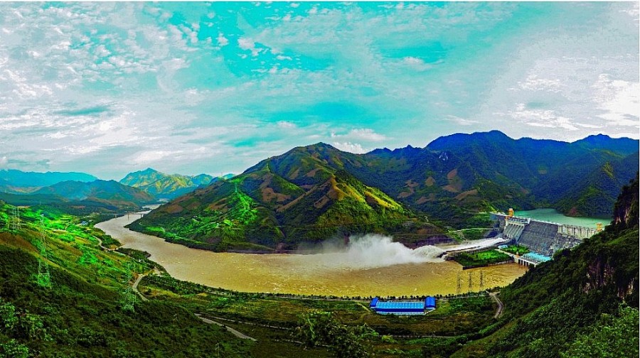 Toàn cảnh công trình Nhà máy thủy điện Sơn La và Đường dây 500kV đấu nối từ Nhà máy truyền tải nguồn điện đi mọi miền tổ quốc thể hiện EVN một Tập đoàn kinh tế có công nghệ hiện đại, chu trình sản xuất và phân phối khép kín Toàn cảnh công trình Nhà máy thủy điện Sơn La và Đường dây 500kV đấu nối từ Nhà máy truyền tải nguồn điện đi mọi miền tổ quốc thể hiện EVN một Tập đoàn kinh tế có công nghệ hiện đại, chu trình sản xuất và phân phối khép kín