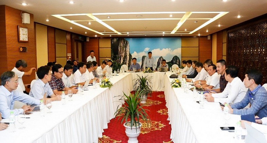 Ban Tổ chức Hội thi họp toàn thể các thành viên Ban Giám khảo cùng toàn thể ban lãnh đạo các đơn vị tham gia Hội thi để phổ biến, thống nhất các quy định, nộ dung thi trước khi hội thi diễn ra. Ban Tổ chức Hội thi họp toàn thể các thành viên Ban Giám khảo cùng toàn thể ban lãnh đạo các đơn vị tham gia Hội thi để phổ biến, thống nhất các quy định, nộ dung thi trước khi hội thi diễn ra.