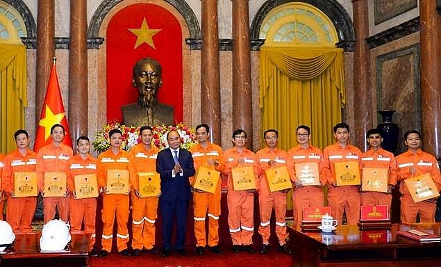 Chủ tịch nước CHXHCN Việt Nam Nguyễn Xuân Phúc gặp mặt, biểu dương, tặng quà Thợ giỏi cấp EVN năm 2022 tại Phủ Chủ tịch nước Chủ tịch nước CHXHCN Việt Nam Nguyễn Xuân Phúc gặp mặt, biểu dương, tặng quà Thợ giỏi cấp EVN năm 2022 tại Phủ Chủ tịch nước