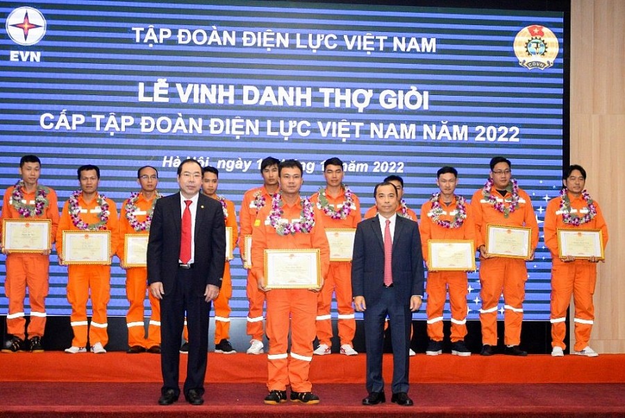 Ông Đỗ Đức Hùng, Chủ tịch Công đoàn Điện lực Việt Nam (bên trái) và ông Ngô Sơn Hải, Phó Tổng giám đốc EVN, Trưởng ban Chỉ đạo Hội thi (bên phải) tặng hoa và trao Giấy chứng nhận Thợ giỏi cấp EVN tại lễ vinh danh Ông Đỗ Đức Hùng, Chủ tịch Công đoàn Điện lực Việt Nam (bên trái) và ông Ngô Sơn Hải, Phó Tổng giám đốc EVN, Trưởng ban Chỉ đạo Hội thi (bên phải) tặng hoa và trao Giấy chứng nhận Thợ giỏi cấp EVN tại lễ vinh danh