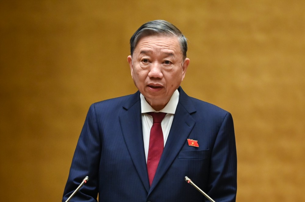 Bộ trưởng Bộ Công an Tô Lâm trình bày dự thảo Nghị quyết về thí điểm cấp quyền lựa chọn sử dụng biển số ô tô thông qua đấu giá trong phiên họp sáng 21/10