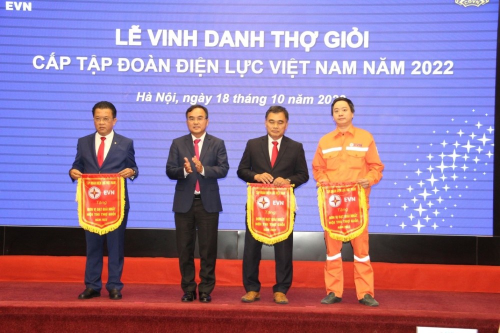 Tổng giám đốc EVNCPC Ngô Tấn Cư (ngoài cùng bên trái) nhận Cờ các đơn vị đạt giải Nhất Hội thi thợ giỏi năm 2022 Tổng giám đốc EVNCPC Ngô Tấn Cư (ngoài cùng bên trái) nhận Cờ các đơn vị đạt giải Nhất Hội thi thợ giỏi năm 2022