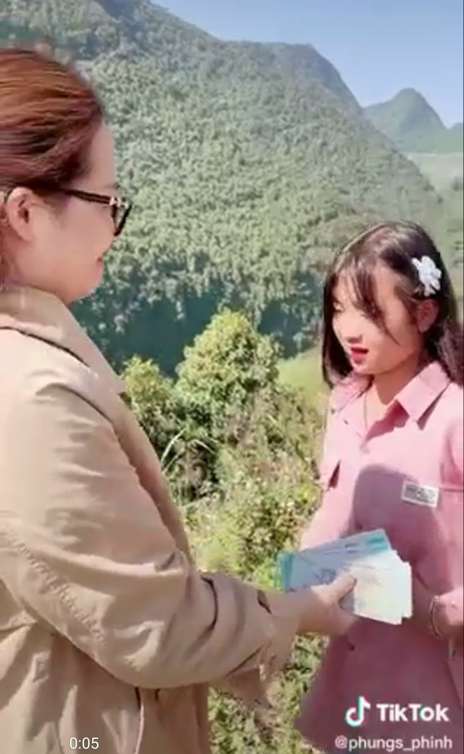 Hoàng Hường đưa Phúng Phính về Hà Nội: Livestream gán ghép yêu đương nhăng nhít Hoàng Hường đưa Phúng Phính về Hà Nội: Livestream gán ghép yêu đương nhăng nhít