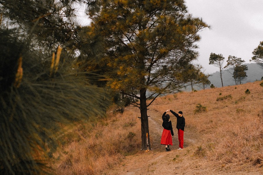 Nằm trong thành phố Uông Bí sôi động, đồi Phượng Hoàng như một vùng đất bị bỏ quên bởi vẻ đẹp hoang sơ, tách biệt khỏi sự ồn ào, náo nhiệt và khói bụi bên ngoài Nằm trong thành phố Uông Bí sôi động, đồi Phượng Hoàng như một vùng đất bị bỏ quên bởi vẻ đẹp hoang sơ, tách biệt khỏi sự ồn ào, náo nhiệt và khói bụi bên ngoài