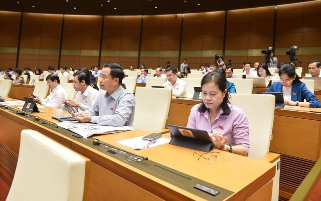 Các ĐBQH nghe Tờ trình về dự án Luật Giao dịch điện tử (sửa đổi) Các ĐBQH nghe Tờ trình về dự án Luật Giao dịch điện tử (sửa đổi)