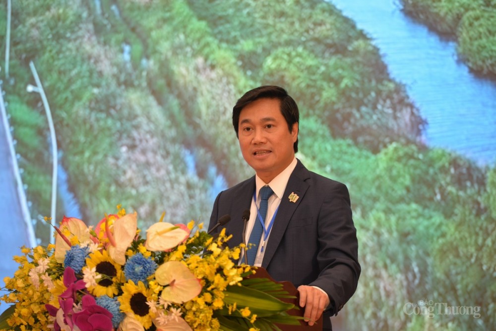 Chủ tịch UBND tỉnh Quảng Ninh- Ông Nguyễn Tường Văn phát biểu tại hội nghị. Chủ tịch UBND tỉnh Quảng Ninh- Ông Nguyễn Tường Văn phát biểu tại hội nghị.