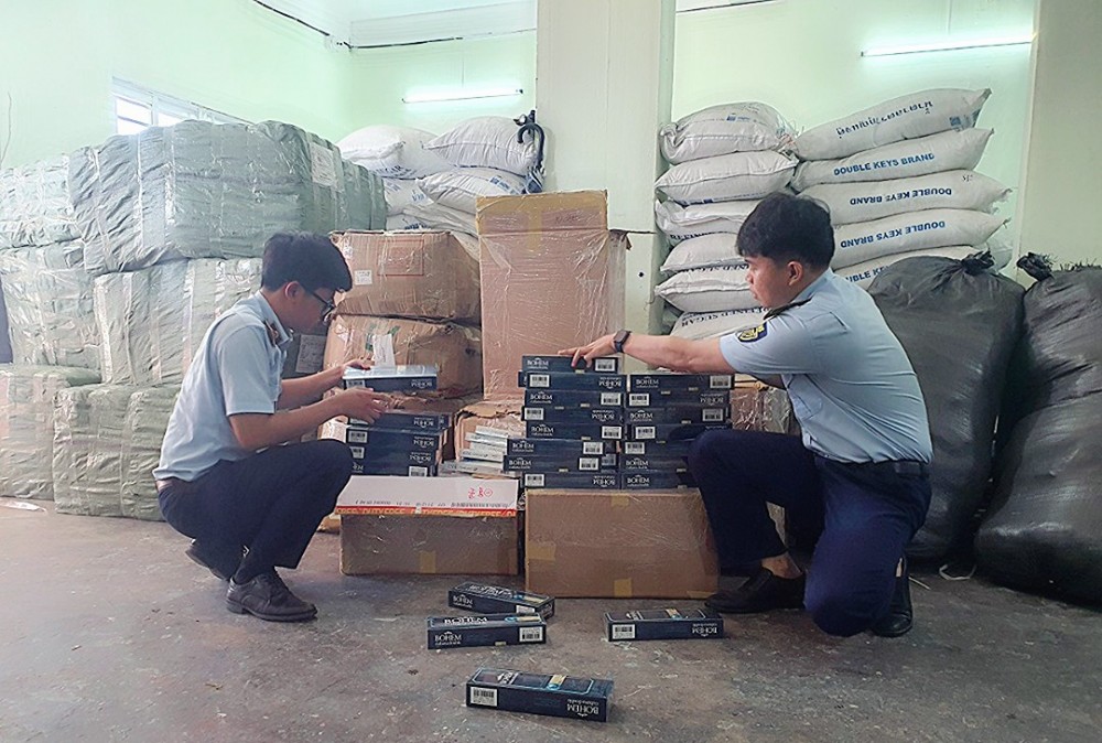 Lực lượng chức năng kiểm tra lô hàng hóa vi phạm