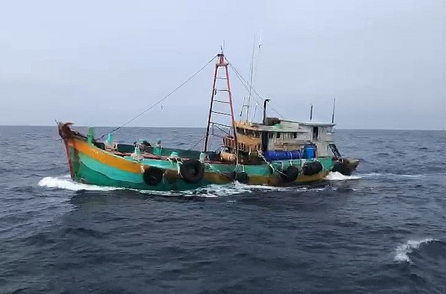 Bắt giữ hai tàu cá vận chuyển 100 nghìn lít dầu DO không rõ nguồn gốc trên vùng biển Côn Đảo