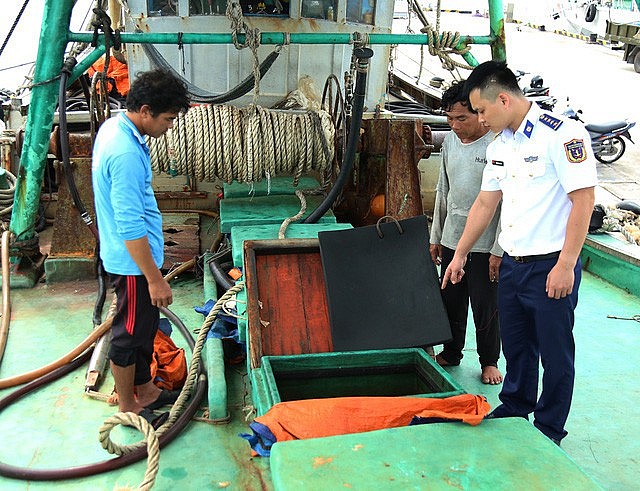 Bắt giữ hai tàu cá vận chuyển 100 nghìn lít dầu DO không rõ nguồn gốc trên vùng biển Côn Đảo