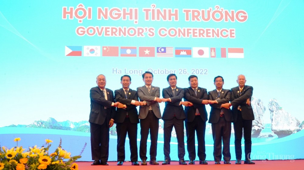 Các tỉnh trưởng nắm tay thể hiện sự đoàn kết, thống nhất Tuyên bố chung. Các tỉnh trưởng nắm tay thể hiện sự đoàn kết, thống nhất Tuyên bố chung.