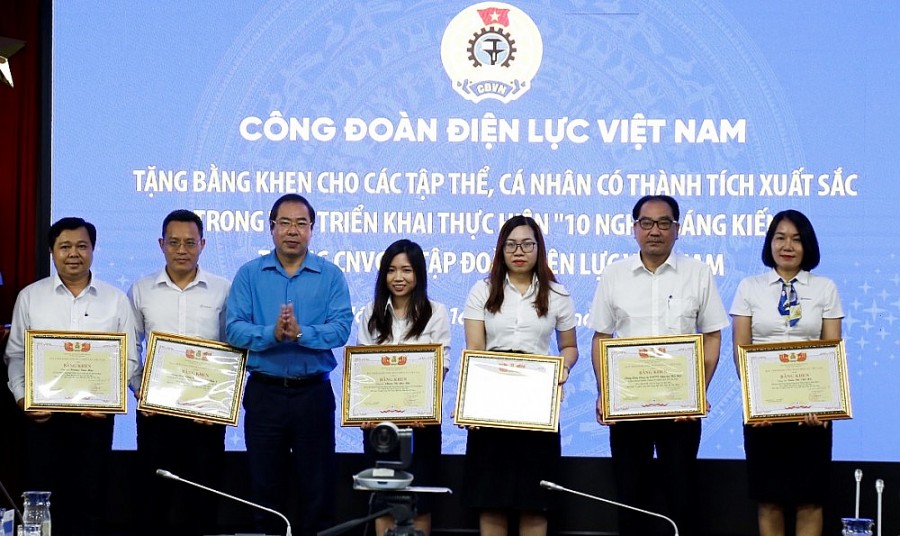 Ông Đoàn Phan Sơn (thứ 2 từ phải qua) đại diện Công đoàn Công ty Công nghệ thông tin Điện lực Hà Nội nhận Bằng khen của Công đoàn ĐLVN vì có thành tích hoàn thành xuất sắc Chương trình “10 nghìn sáng kiến” giai đoạn 1. Ông Đoàn Phan Sơn (thứ 2 từ phải qua) đại diện Công đoàn Công ty Công nghệ thông tin Điện lực Hà Nội nhận Bằng khen của Công đoàn ĐLVN vì có thành tích hoàn thành xuất sắc Chương trình “10 nghìn sáng kiến” giai đoạn 1.