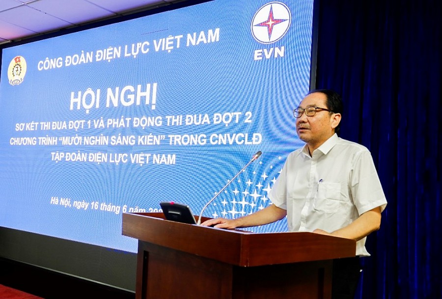 Ông Đoàn Phan Sơn - Phó Giám đốc, Chủ tịch Công đoàn Công ty Công nghệ thông tin Điện lực Hà Nội phát biểu tham luận tại Hội nghị sơ kết thi đua giai đoạn 1 Ông Đoàn Phan Sơn - Phó Giám đốc, Chủ tịch Công đoàn Công ty Công nghệ thông tin Điện lực Hà Nội phát biểu tham luận tại Hội nghị sơ kết thi đua giai đoạn 1