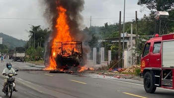 Xe tải chở hàng từ thiện bốc cháy khi đang lưu thông trên Quốc lộ 20