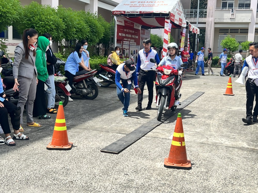 Honda Việt Nam tuyên dương các HEAD xuất sắc nhất trong hoạt động đào tạo Lái xe an toàn Honda Việt Nam tuyên dương các HEAD xuất sắc nhất trong hoạt động đào tạo Lái xe an toàn