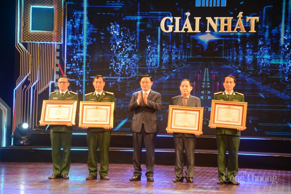 Chủ tịch Quốc hội Vương Đình Huệ: Phát triển KHCN là sự nghiệp của toàn Đảng toàn dân Chủ tịch Quốc hội Vương Đình Huệ: Phát triển KHCN là sự nghiệp của toàn Đảng toàn dân