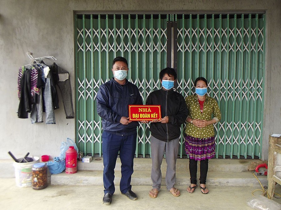 Trao nhà đại đoàn kết cho hộ nghèo xã Cốc Ly-  Bắc Hà