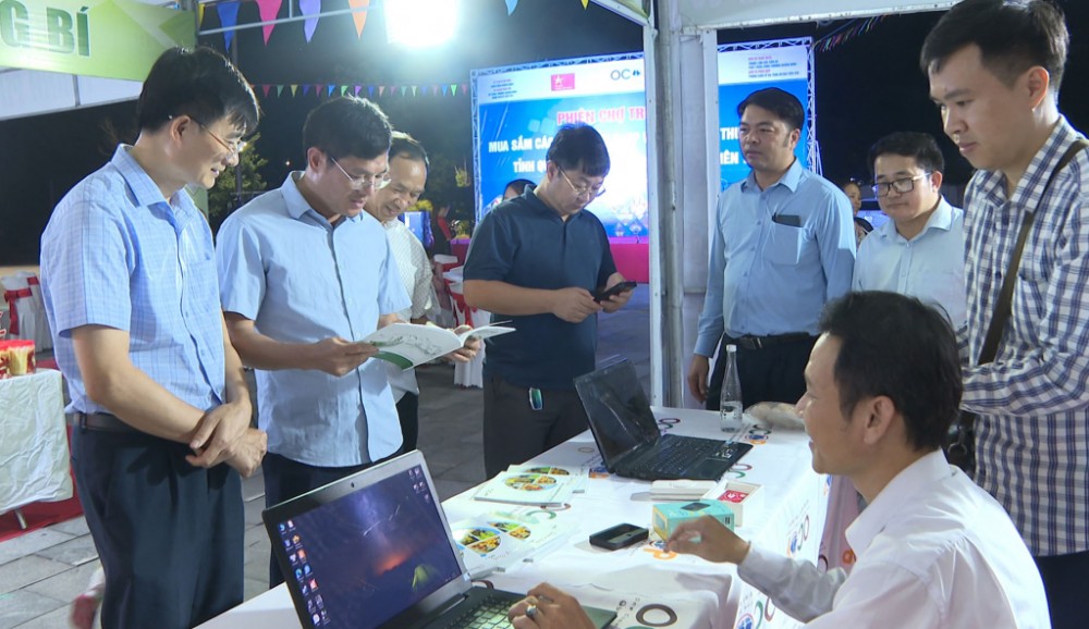 Gian hàng hướng dẫn mua sắm trực tuyến tại phiên chợ Gian hàng hướng dẫn mua sắm trực tuyến tại phiên chợ