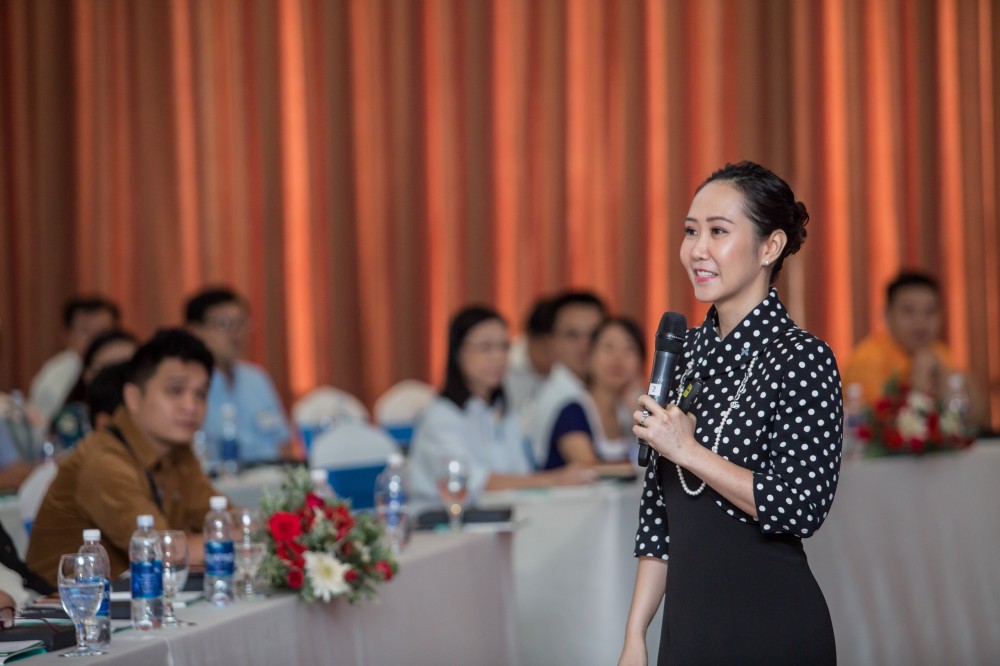 Bà Nguyễn Trịnh Khánh Linh - Chủ tịch kiêm Tổng Giám Đốc Dale Carnegie Việt Nam Bà Nguyễn Trịnh Khánh Linh - Chủ tịch kiêm Tổng Giám Đốc Dale Carnegie Việt Nam