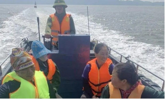 Lực lượng cứu nạn đưa các ngư dân vào bờ Lực lượng cứu nạn đưa các ngư dân vào bờ