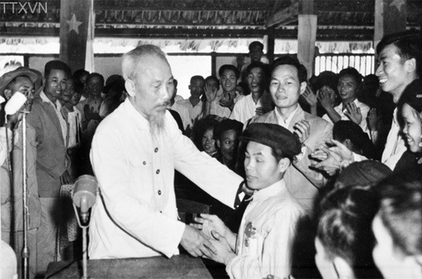 Bác Hồ thăm hỏi chiến sĩ thi đua Phạm Trung Pồn bị mù cả hai mắt (13-3-1960). (Ảnh: hochiminh.vn).