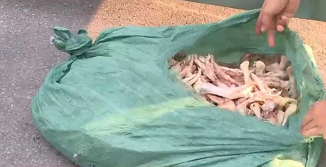 Hà Nội: Tiêu hủy hơn 3 tấn chân gà bẩn chuẩn bị tuồn ra thị trường