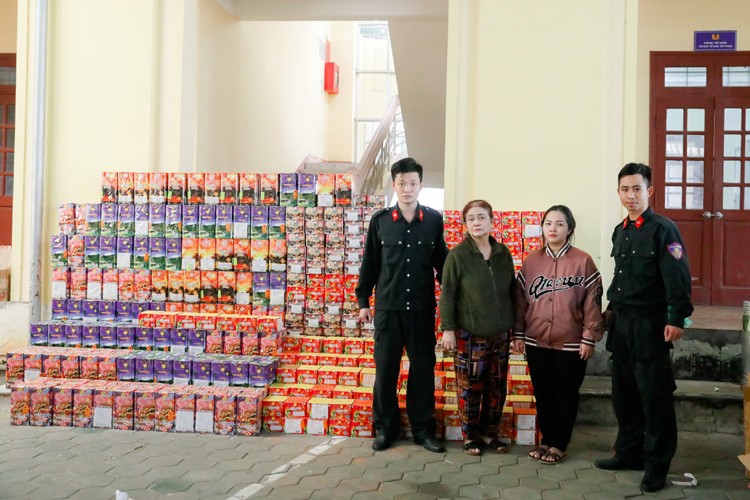 Hà Tĩnh: Bắt cụ bà cùng con gái cất dấu hơn 8 tạ pháo trong nhà Hà Tĩnh: Bắt cụ bà cùng con gái cất dấu hơn 8 tạ pháo trong nhà