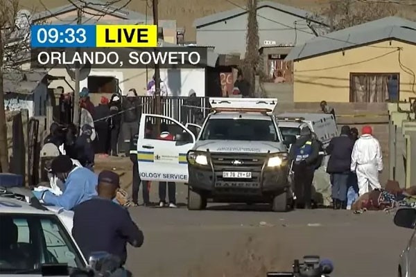 Giới chức Nam Phi tại hiện trường vụ việc xả súng trong quán bar ở Nam Phi Giới chức Nam Phi tại hiện trường vụ việc xả súng trong quán bar ở Nam Phi