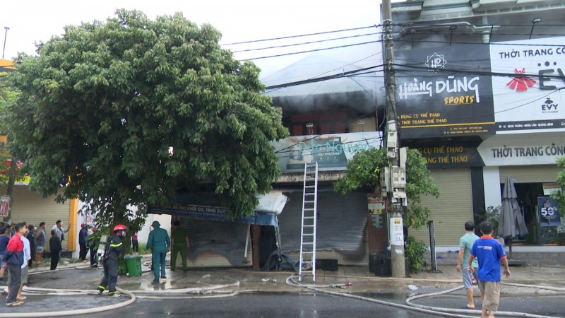 Hiện trường vụ cháy cửa hàng tạp hóa. Ảnh Nguyễn Đức Hiện trường vụ cháy cửa hàng tạp hóa. Ảnh Nguyễn Đức