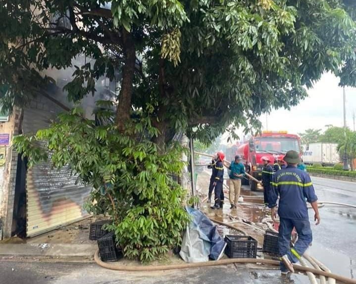 Lực lượng chức năng triển khai dập lửa. Ảnh Nguyễn Đức Lực lượng chức năng triển khai dập lửa. Ảnh Nguyễn Đức