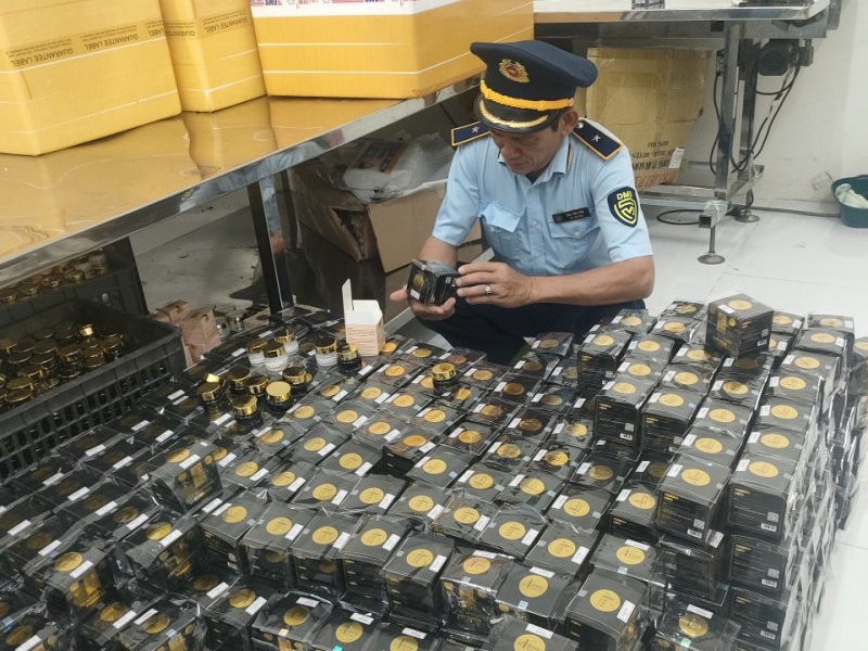 Kinh doanh điện thoại Iphone nhập lậu, cơ sở ở Tiền Giang bị phạt 90 triệu đồng