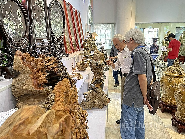 Nhiều đặc sản vùng miền hội tụ tại “Điểm giới thiệu nông sản an toàn và làng nghề truyền thống Việt Nam” Nhiều đặc sản vùng miền hội tụ tại “Điểm giới thiệu nông sản an toàn và làng nghề truyền thống Việt Nam”